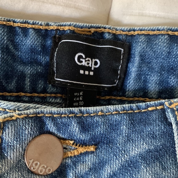 Gap Cuffed Light Wash Denim Shorts - Picture 3 of 5